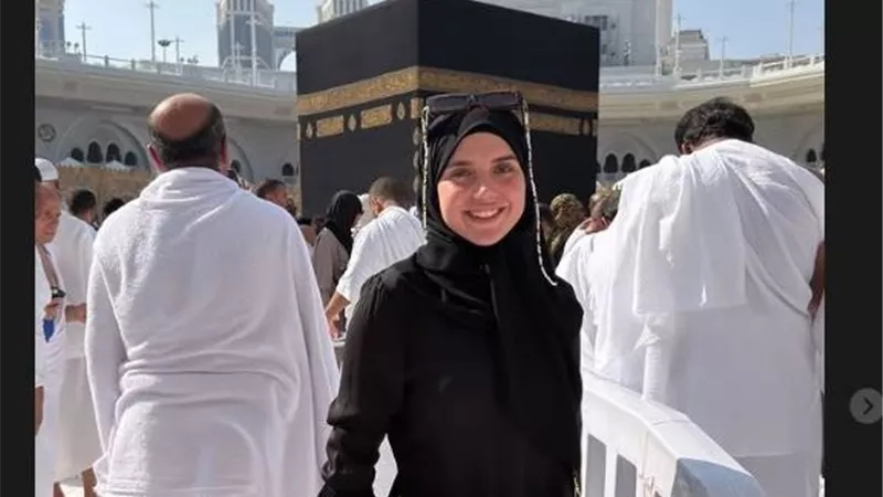 رنا رئيس تؤدي مناسك العمرة وتشارك جمهورها صورًا من أمام الكعبة