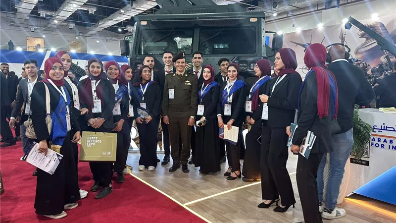 وفد من طلاب جامعة المنصورة يزور معرض إيديكس الدولي للصناعات الدفاعية 