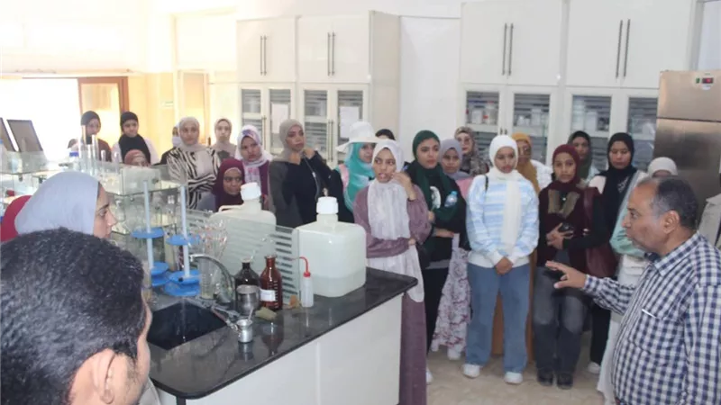 طلاب علوم الأقصر يزورون شركة المياه