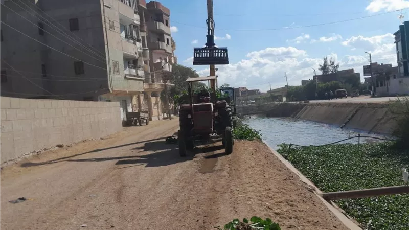 استمرار أعمال تكريك وتطهير الترع والمجارى المائية بمدينة قلين