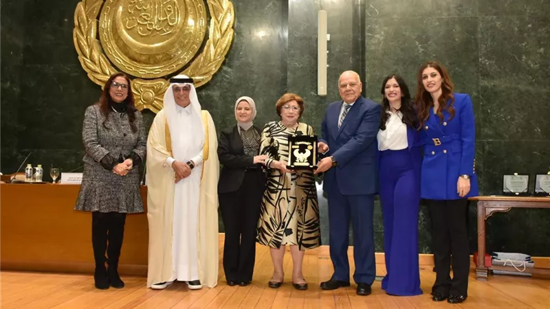نوال الدجوي تحصل على جائزة 