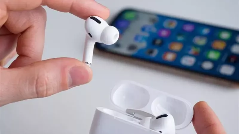 أبل تفعل ميزات الصحة في سماعات AirPods وساعة Apple Watch بعدة دول