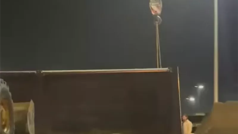  انقلاب مقطورة محملة بالرمل على كوبرى سندوب بالمنصورة