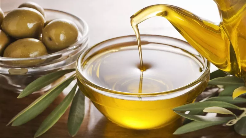 فوائد زيت الزيتون على الريق.. ما الحقيقة؟  