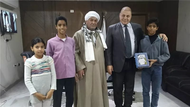 وكيل «تعليم قنا» يكرم طالبين لحصولهما على ذهبية الكاراتيه