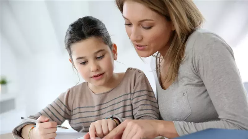 لأولياء الأمور.. كيف تساعد ابنك على المذاكرة دون ضغوط؟ 