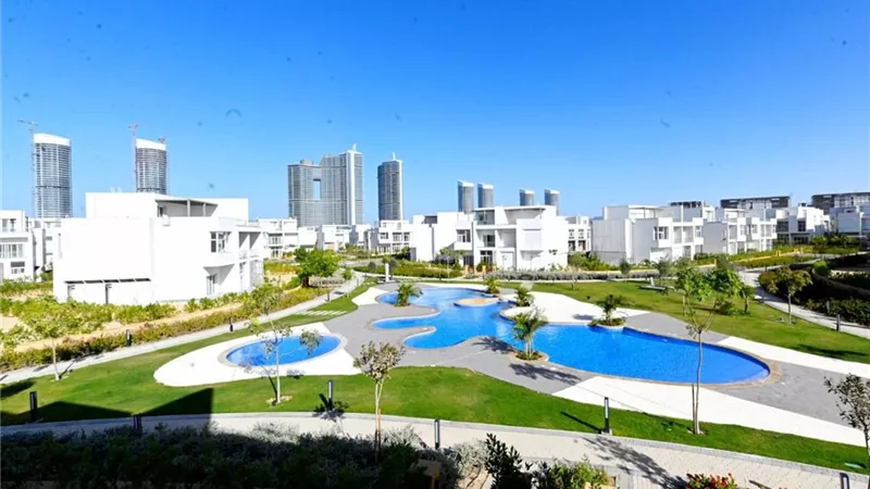 وزير الإسكان يتفقد مشروعات الحي اللاتيني في العلمين الجديدة