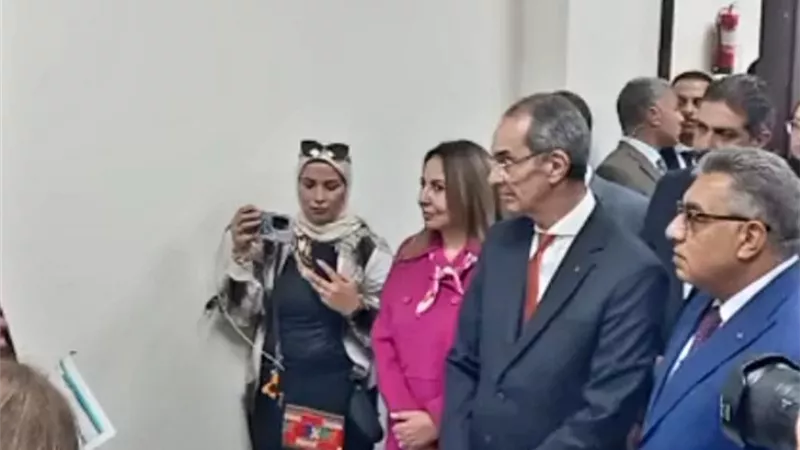 محافظ الدقهلية ووزير الاتصالات يتفقدان منظومة التشخيص عن بعد بمستشفى الصدر