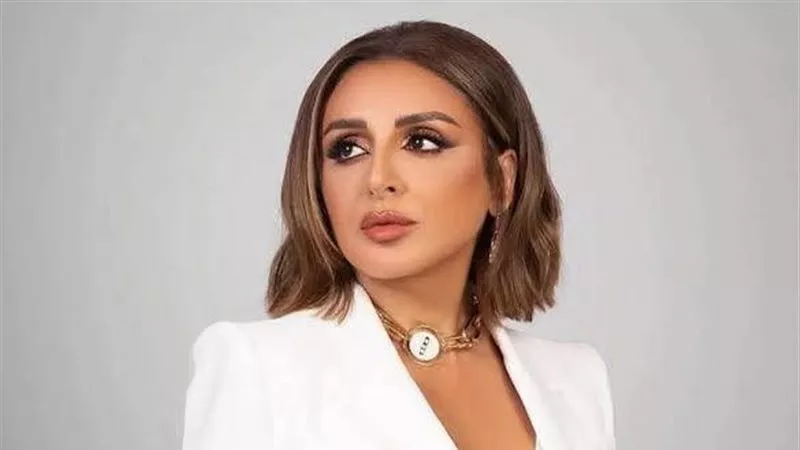 بالخرزة الزرقاء.. أنغام تعلن دعمها لمنى زكي 