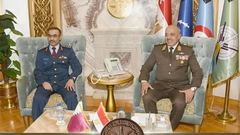 رئيس الأركان يلتقي نظيره القطري ويبحثان أوجه التعاون العسكري بين البلدين