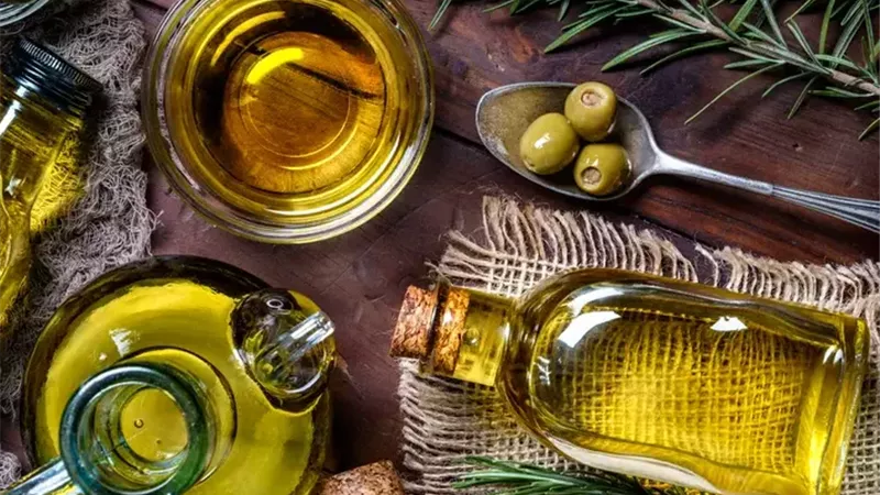طبيب في زجاجة.. 8 فوائد علمية تثبت فوائد زيت الزيتون البكر الممتاز 