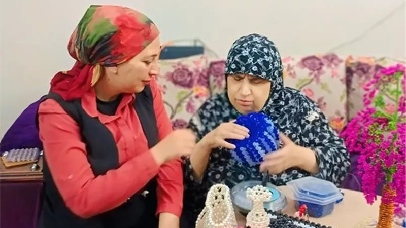 شياكة وإحساس.. أحلام تحوّل تحدي الحمى الشوكية إلى «رمز للصبر والإبداع»