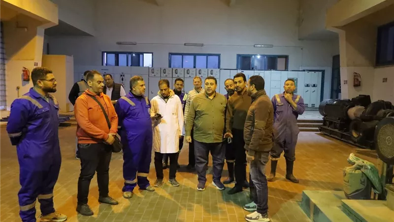 رئيس مياه البحيرة يجرى زيارة مسائية مفاجئة لمحطة أبو حمص 
