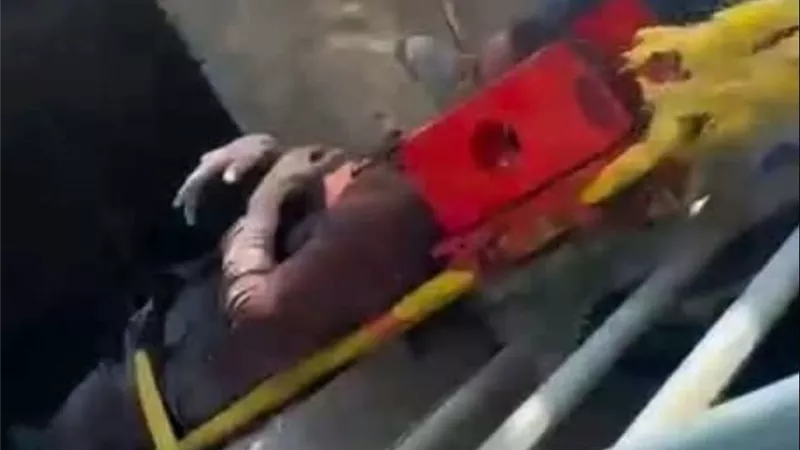 الدفاع المدني ينجح في استخراج 4 عمال سقطوا داخل حفرة 