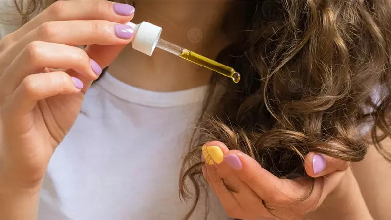فوائد زيت شجرة الشاي للشعر .. 5 أسباب تجعلك تستخدمينه كروتين للعناية بشعرك