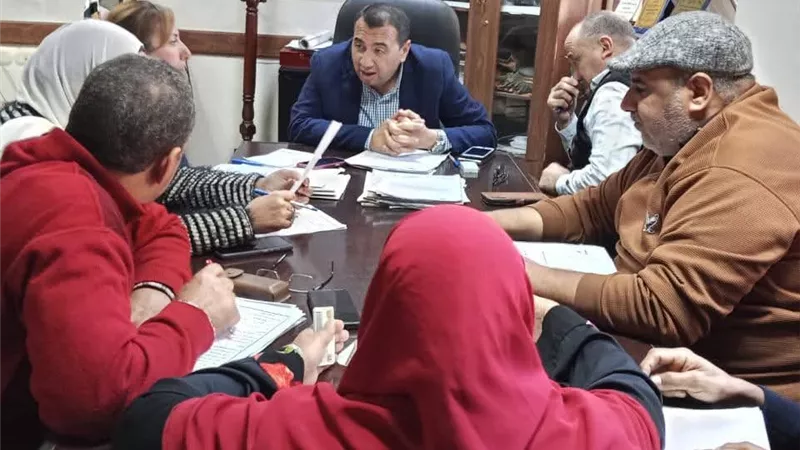 رئيس مدينة كفر الدوار يستمع لطلبات وشكاوى المواطنين خلال اللقاء الأسبوعي