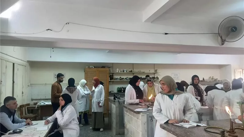 علوم الزقازيق تتابع سير الامتحانات العملية بأقسام الكيمياء الحيوية 