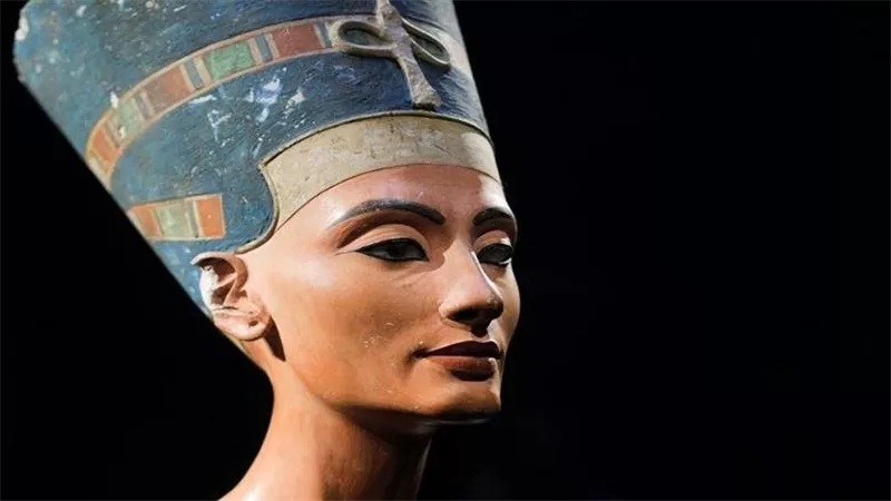 متى تعود أسطورة الجمال لعرشها؟.. في مثل هذا اليوم تم اكتشاف تمثال نفرتيتي