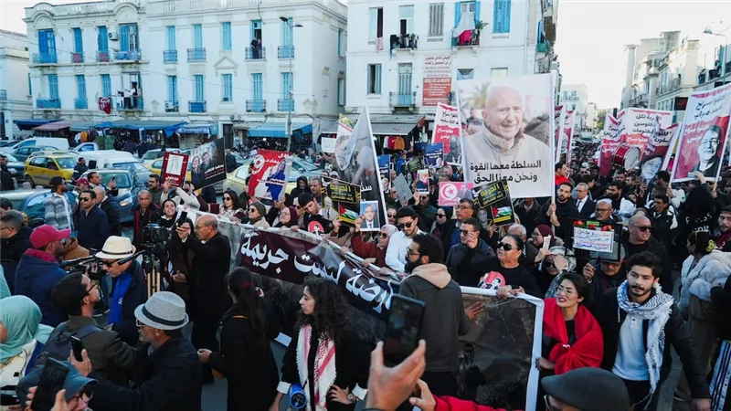 القمع يثير الغضب.. آلاف التونسيين يتظاهرون للإفراج عن السجناء السياسيين