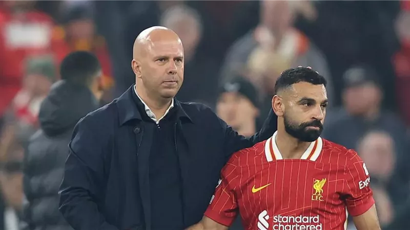 اجتماع طارئ في ليفربول لحل أزمة محمد صلاح وأرني سلوت 