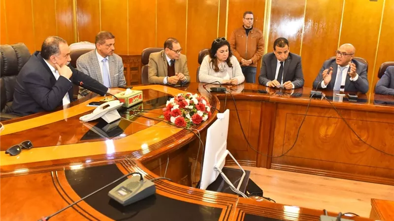 محافظ أسيوط يناقش مع المجلس التصديري آليات تعزيز صادرات النباتات الطبية