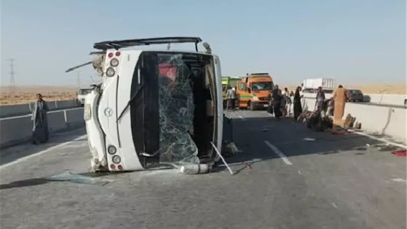 انقلاب ميكروباص على طريق أسيوط الغربي بالفيوم يُسفر عن إصابة 14 شخصًا 