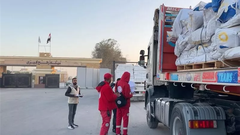 الهلال الأحمر المصري يُطلق قافلة «زاد العزة» الـ 88 بحمولة 9.250 طن