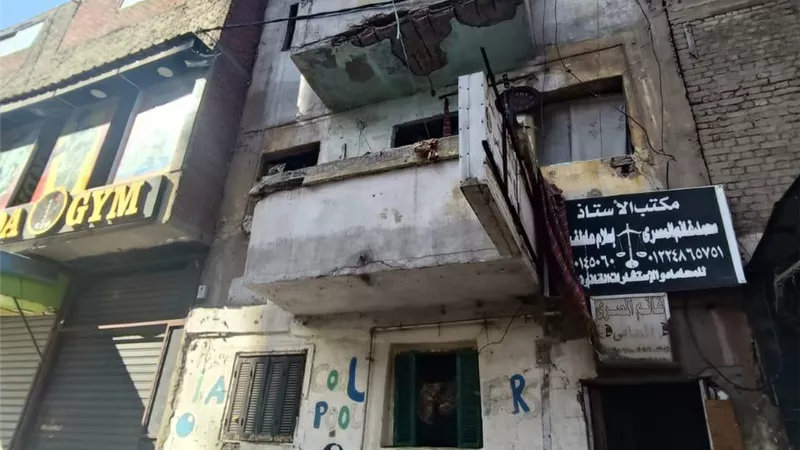 إزالة الأجزاء الخطرة والمعلقة بعقار أم السلطان غرب الإسكندرية 