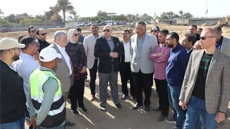 محافظ بني سويف يتابع مشروع المرسى السياحي بشرق النيل