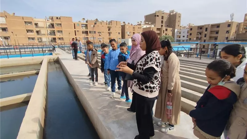 مياه الأقصر تستقبل طلاب مدرسة أحمس الابتدائية المشتركة لشرح مراحل التنقية 