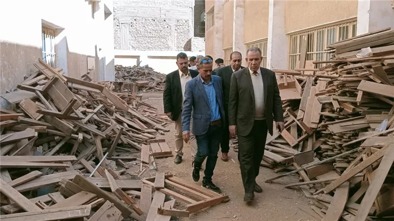 مدير تعليم أسيوط يتابع نظام الجدارات المهنية وتدوير الرواكد بالمدارس