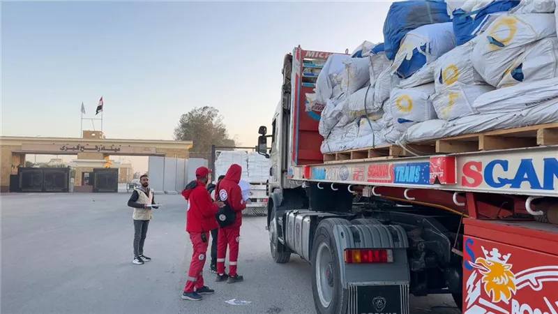 1000 طن من الوقود وبطاطين وملابس ثقيلة.. تفاصيل قافلة زاد العزة 88|فيديو
