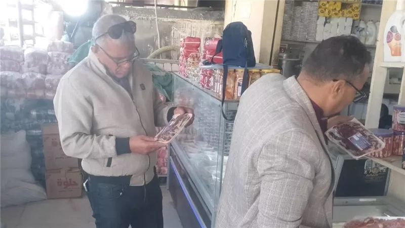 تموين الوادى الجديد يضبط 77 منتجا مخالفا للمواصفات بأسواق الفرافرة