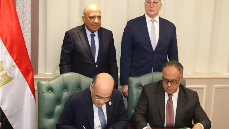اتفاق بين البترول والمواد النووية لإعادة تدوير المخلفات ورفع العائد 