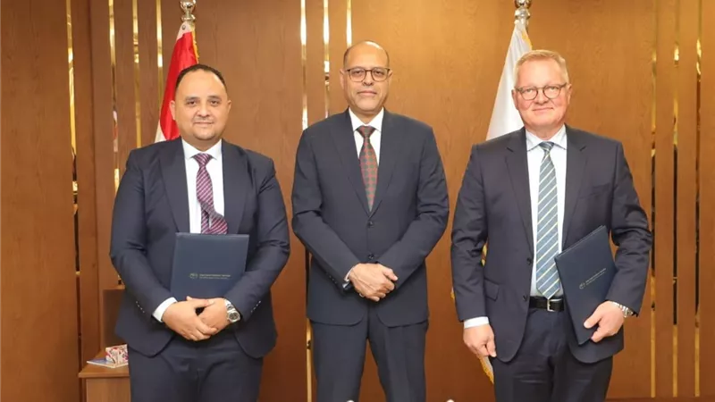 جبران يشهد تجديد اتفاقية عمل جماعية تحفظ حقوق 2075 عاملاً بقناة السويس