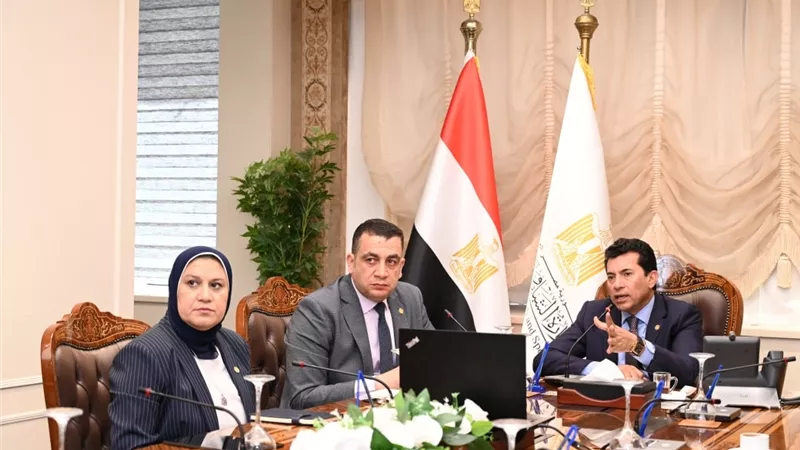 وزير الشباب والرياضة يجتمع باللجنة العليا لـ « تغذية الرياضيين» 