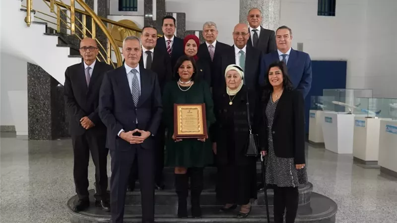 رئيس مصر للطيران يكرم داليا المراغى ويهديها درع الشركة 