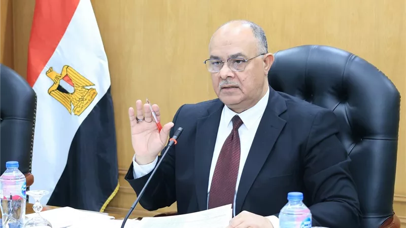 «سكرتير الجيزة» يتابع تنفيذ الخطة الاستثمارية وملف تقنين أراضي الدولة 