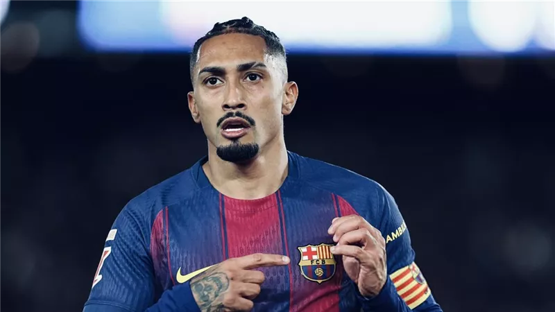 رافينيا يعود لتدريبات برشلونة قبل الموقعة الأوروبية الحاسمة