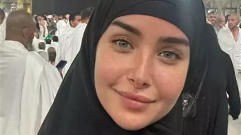 بوجه ملائكي.. هنا الزاهد تشارك جمهورها مناسك العمرة 
