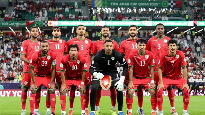 منتخب عمان يتقدم بهدفين على جرز القمر في الشوط الأول بكأس العرب