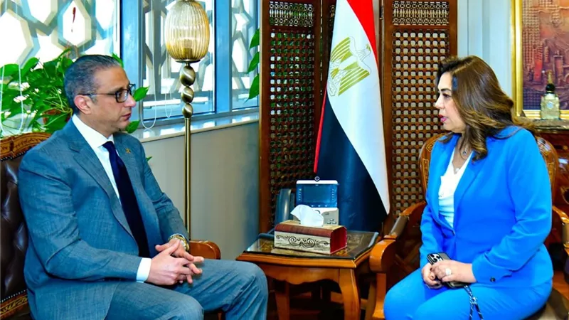  منال عوض تلتقي محافظ الفيوم لبحث إعادة التوازن البيئي ببحيرة قارون
