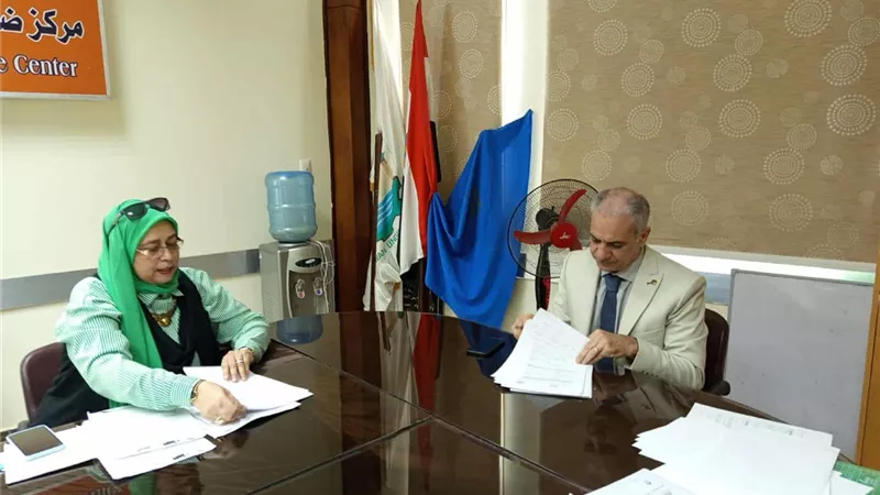 رئيس جامعة أسوان: تطوير أداء الجهاز الإدارى في مقدمة أولياتنا