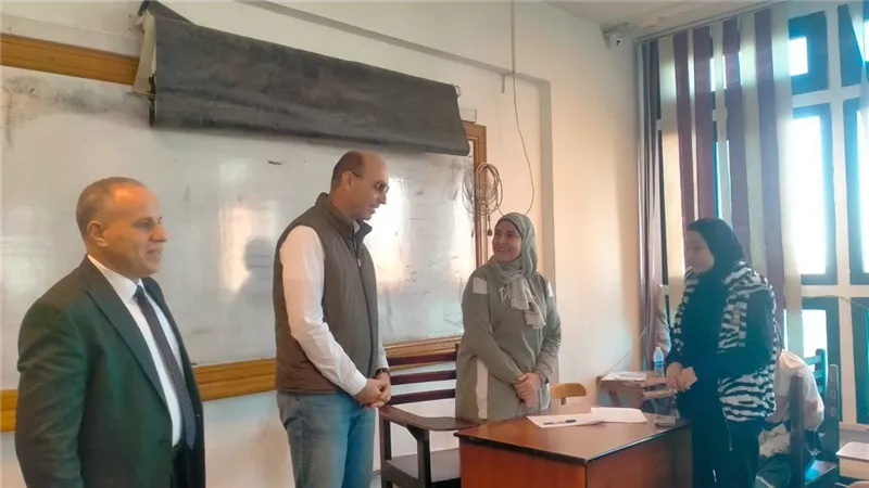 رئيس جامعة دمنهور يتابع انتظام سير العملية التعليمية بكلية التربية 