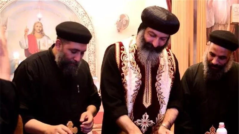 أول أسقف قبطي يطيِّب رفات القديسة «كاترين» في كنيستها بالناصرية.. من هو؟ 