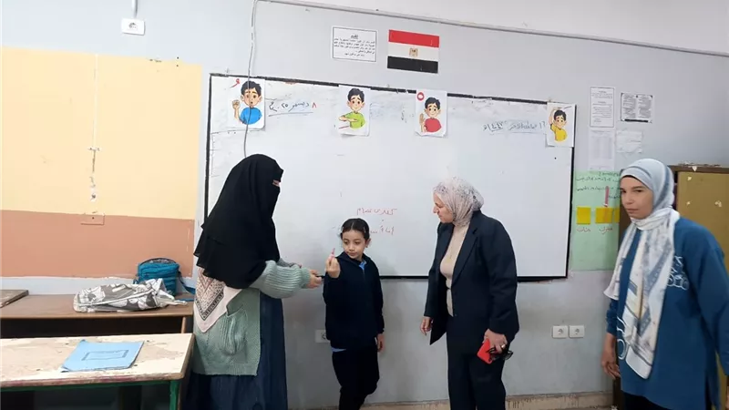 مدير تعليم القاهرة تتابع انطلاق التقييم المبدئى لأولى وثانية ابتدائى