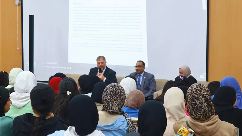 جامعة طيبة التكنولوجية تستقبل المستشار السياسي الأمريكي لبحث آفاق الشراكة 