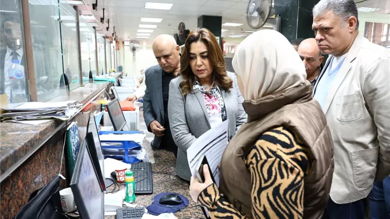 وزيرة التنمية المحلية تقيل رئيس حي النزهة خلال جولة مفاجئة