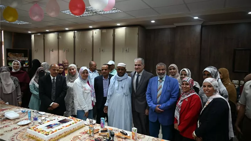 جامعة أسوان تكرّم الموظف فتحي ركابي بكلية العلوم بمناسبة بلوغه سن التقاعد