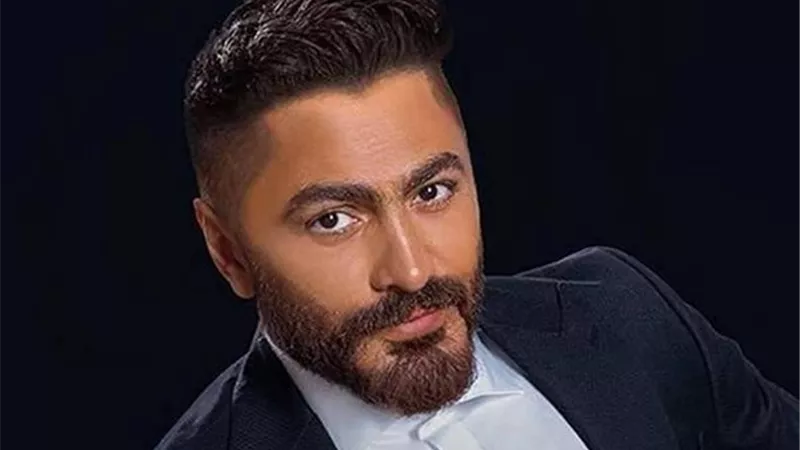 تامر حسني يخضع لجلسات علاج طبيعي بعد كسر قدمه